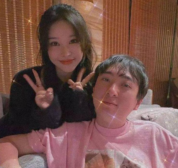 王思聪现身上海当伴郎!穿平价西服超低调,新郎新娘背景大有来头