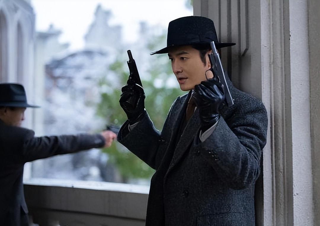 《潜渊》讲述的是我党地下工作者梁朔(黄晓明饰)因头部受伤而失忆,在