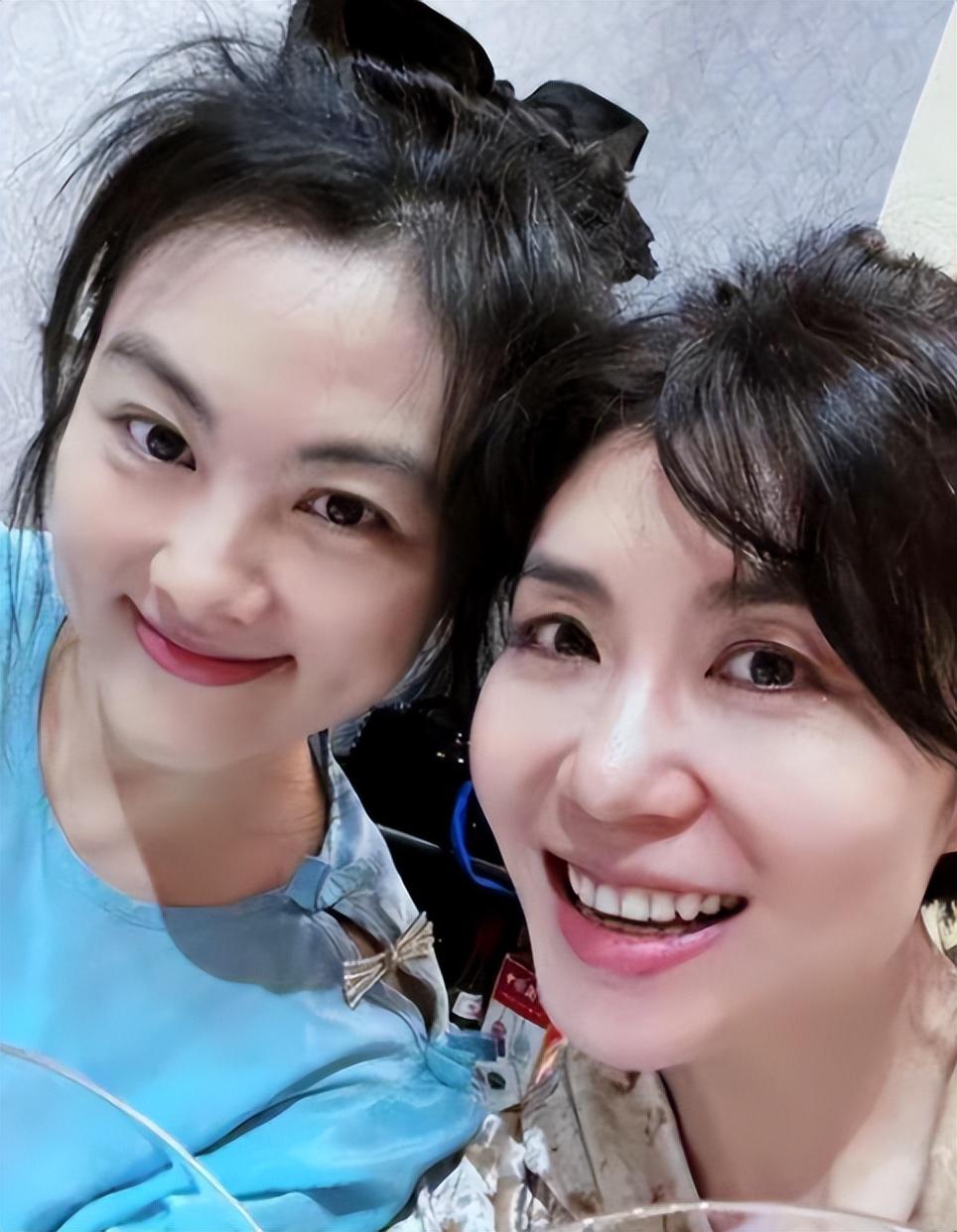 李健罕见秀恩爱!49岁与妻子孟小蓓高清正脸首曝光