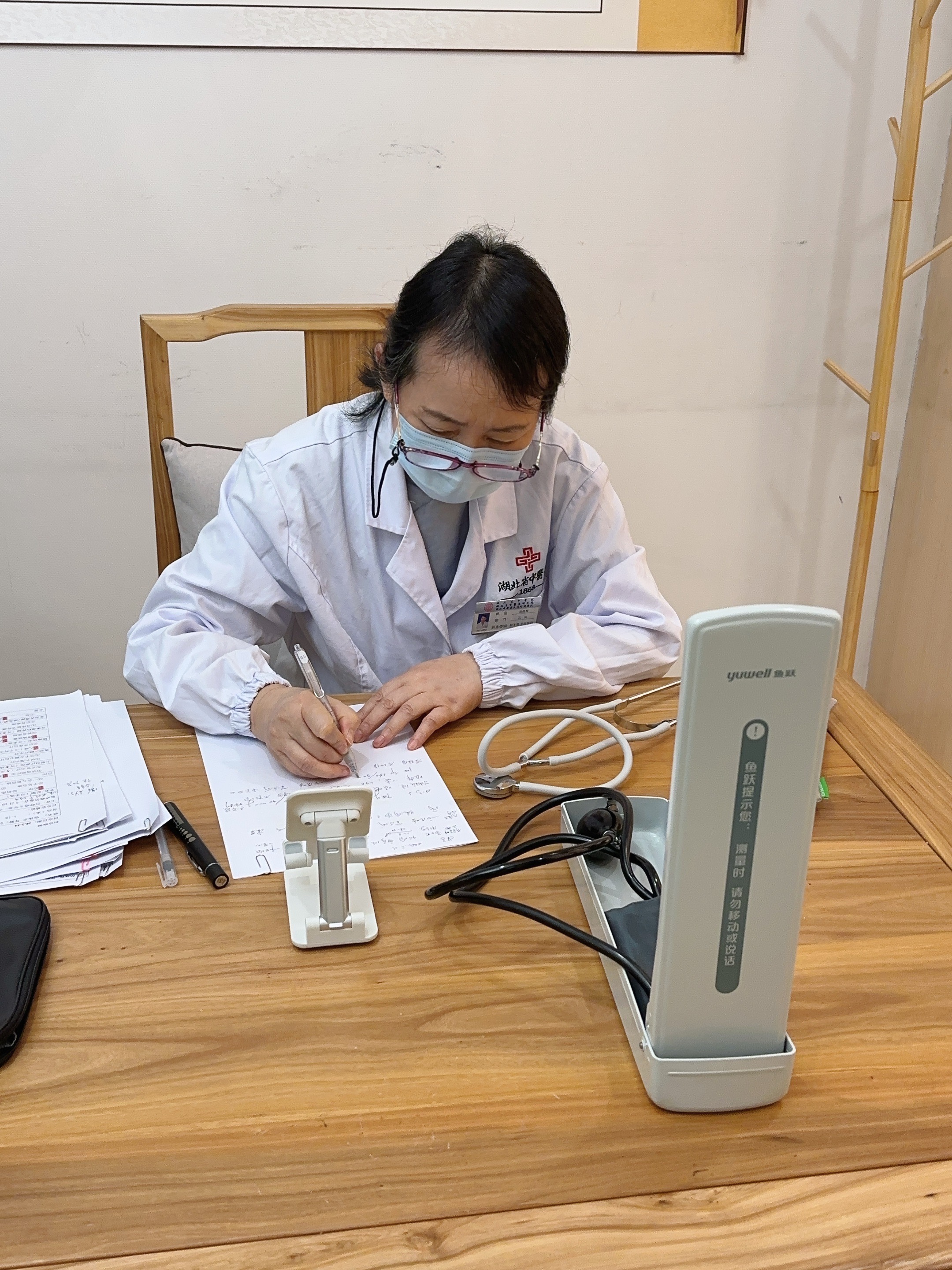 昨天坐诊的时候,一家三代人轮番上阵,恨不得把家里