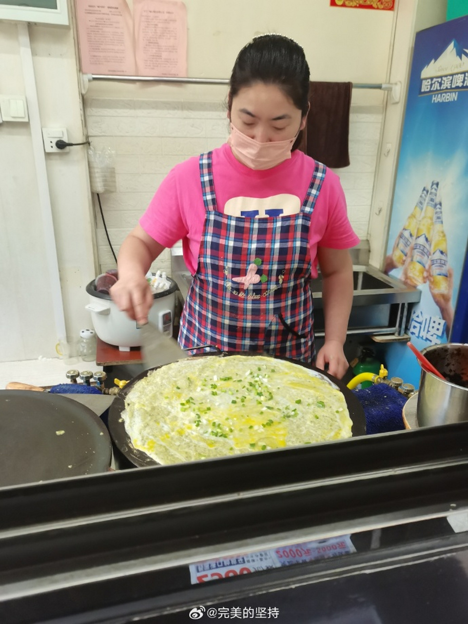 来一套煎饼果子,两个鸡蛋两个果子,巨好吃.