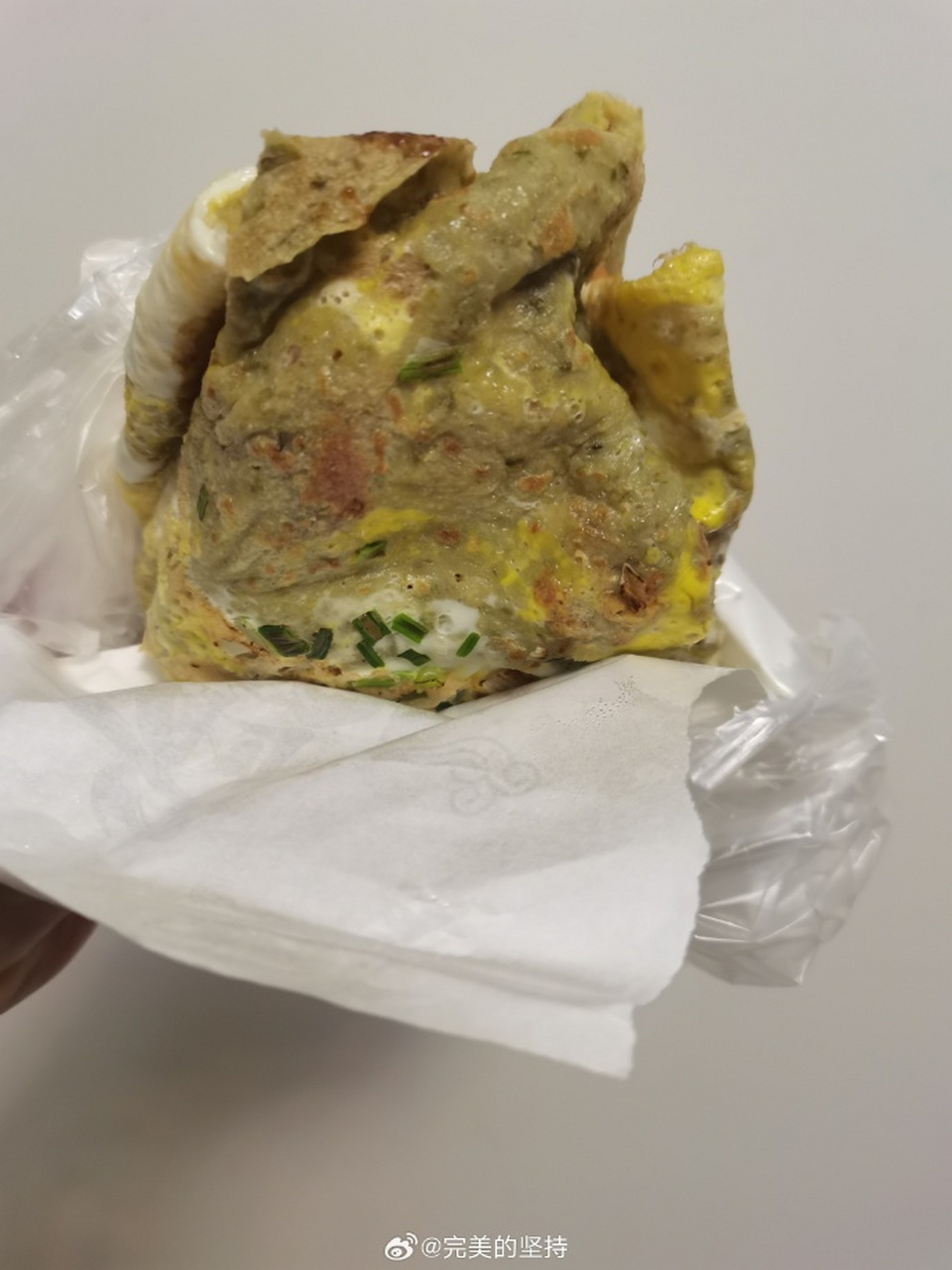 来一套煎饼果子,两个鸡蛋两个果子,巨好吃.