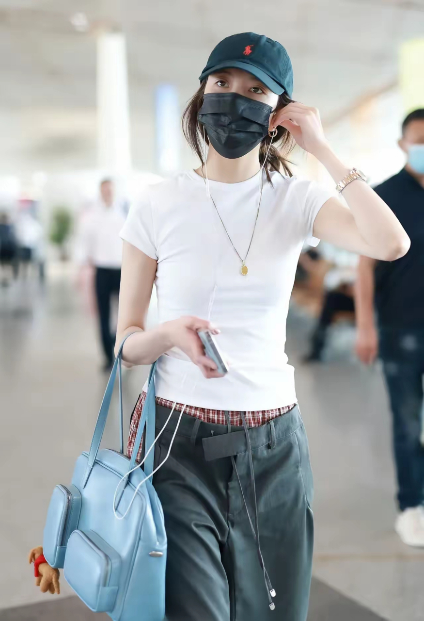 宋妍霏机场新照,白体恤搭配拼接阔腿中裤,时尚潮流范十足,爱了爱了!
