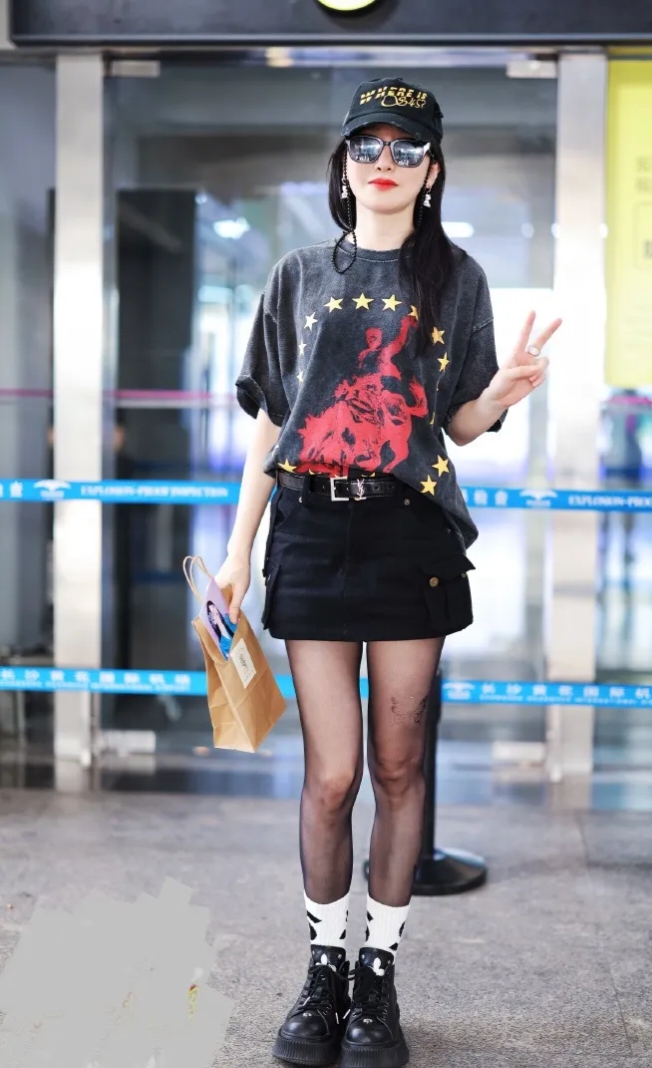 今天萨顶顶现身长沙机场,她这回穿的很有潮流时尚之美.