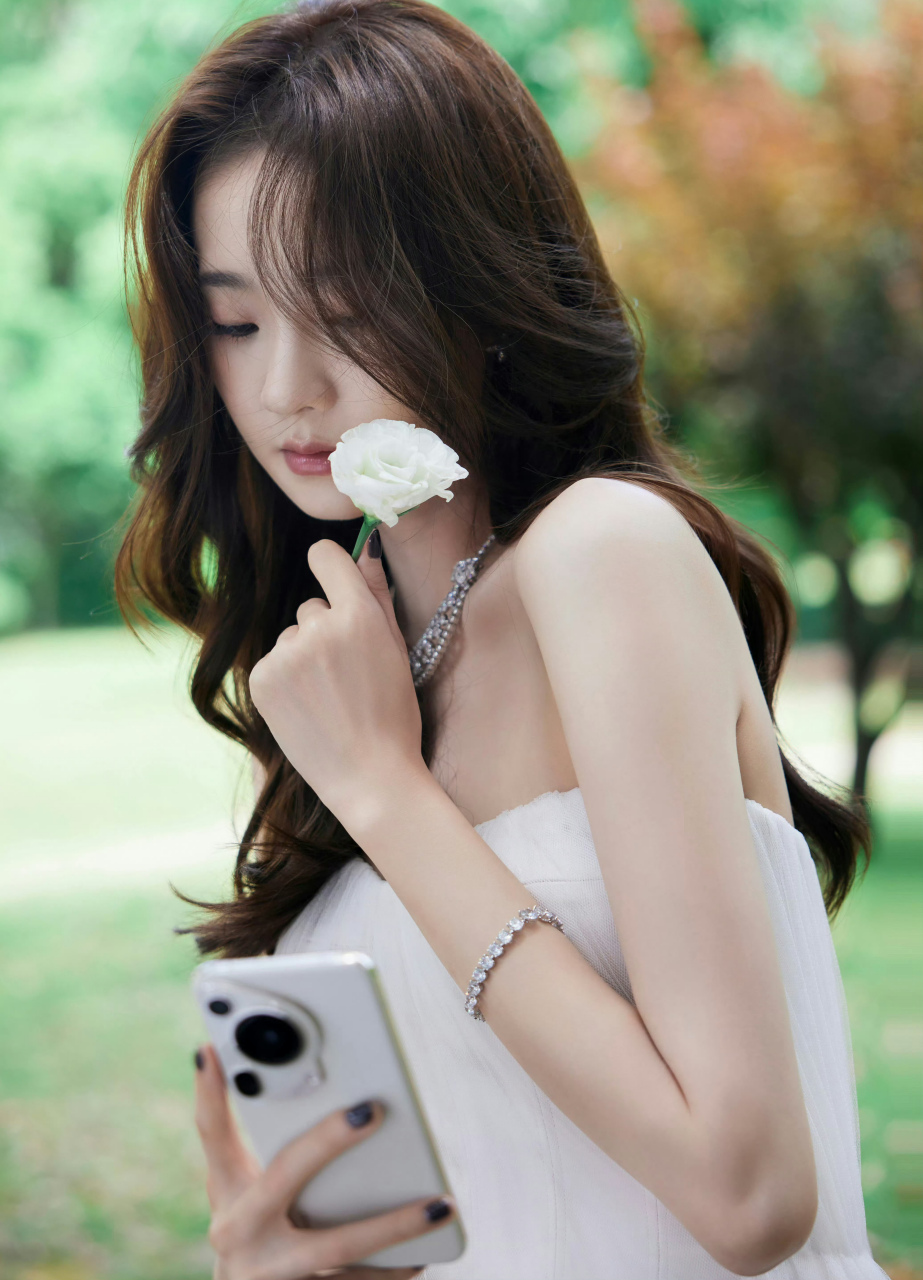 张艺凡,白色抹胸连衣裙搭配薄纱裙,清新自然!