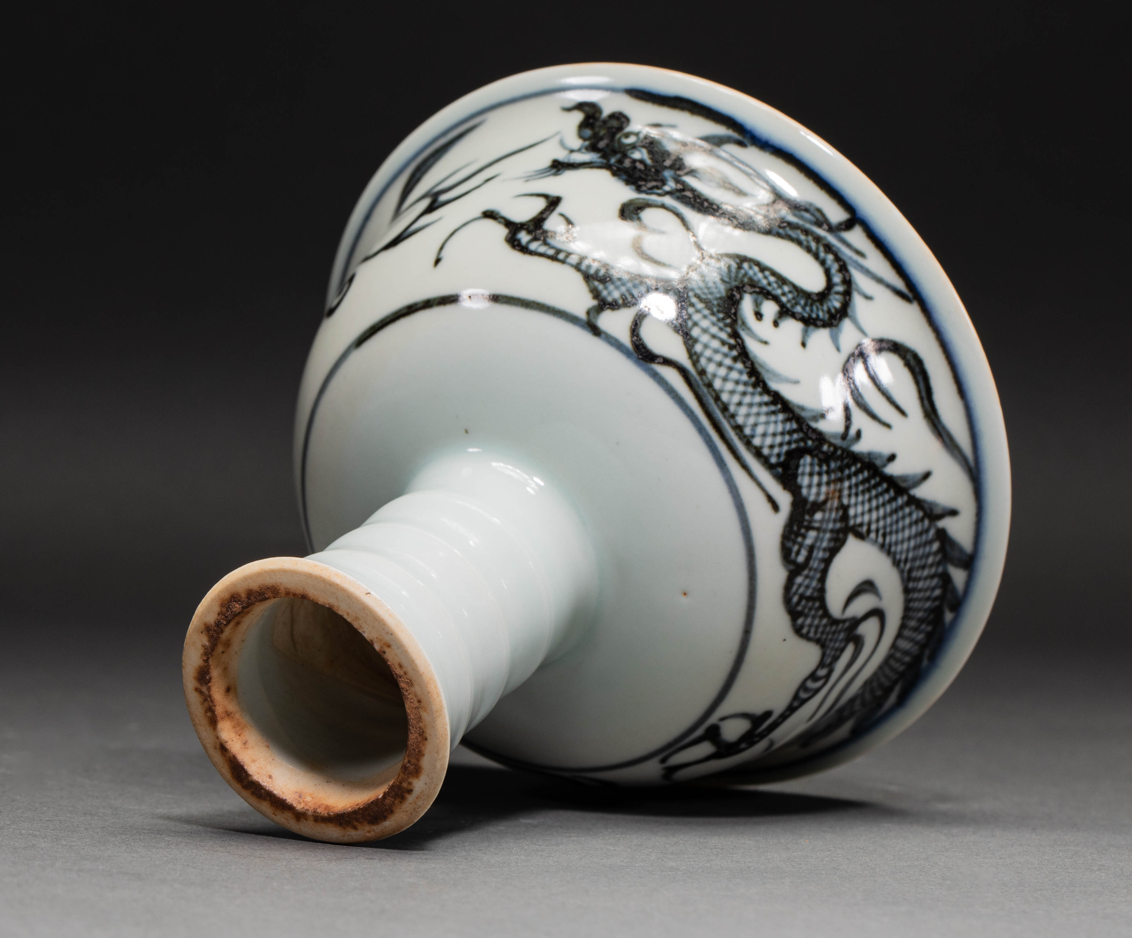 明代青花龙纹高足杯六方青花底座,杯盖银鎏金