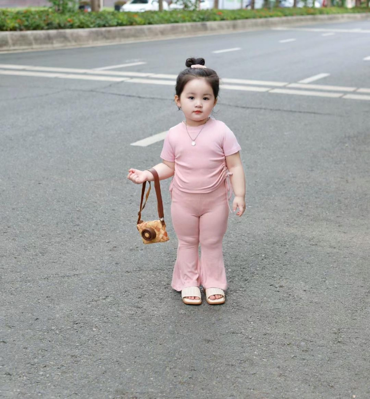 胖乎乎肉嘟嘟的小女孩