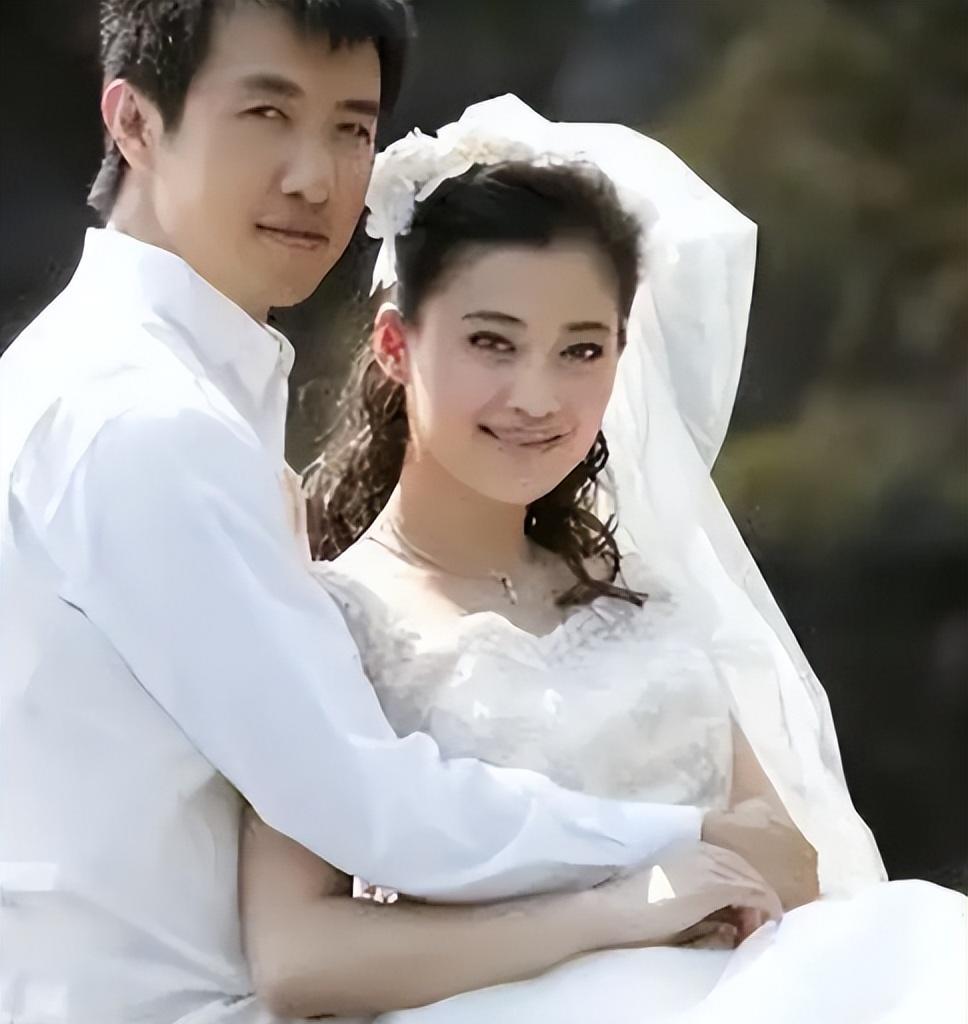 鄢颇的老婆个人资料图片