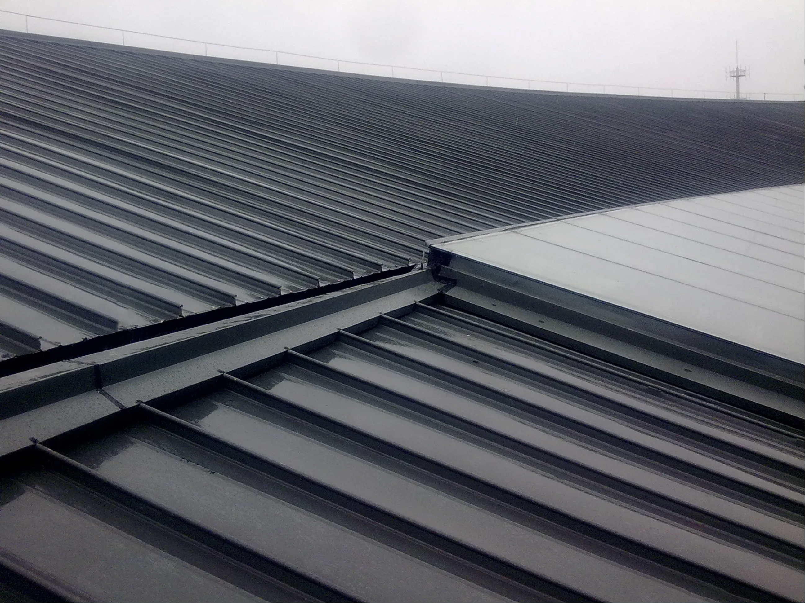 屋面板选购指南:打造安全节能的屋顶系统