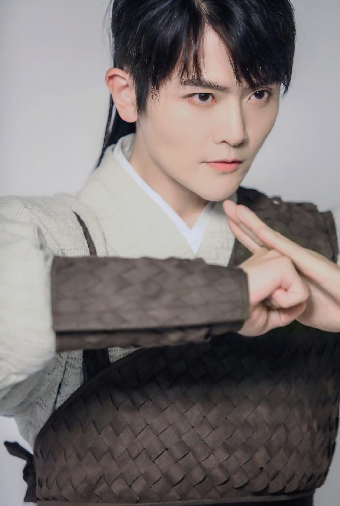 二皇子刘端端:他是星三代,却为考中戏暴瘦40斤,为演戏左耳失聪