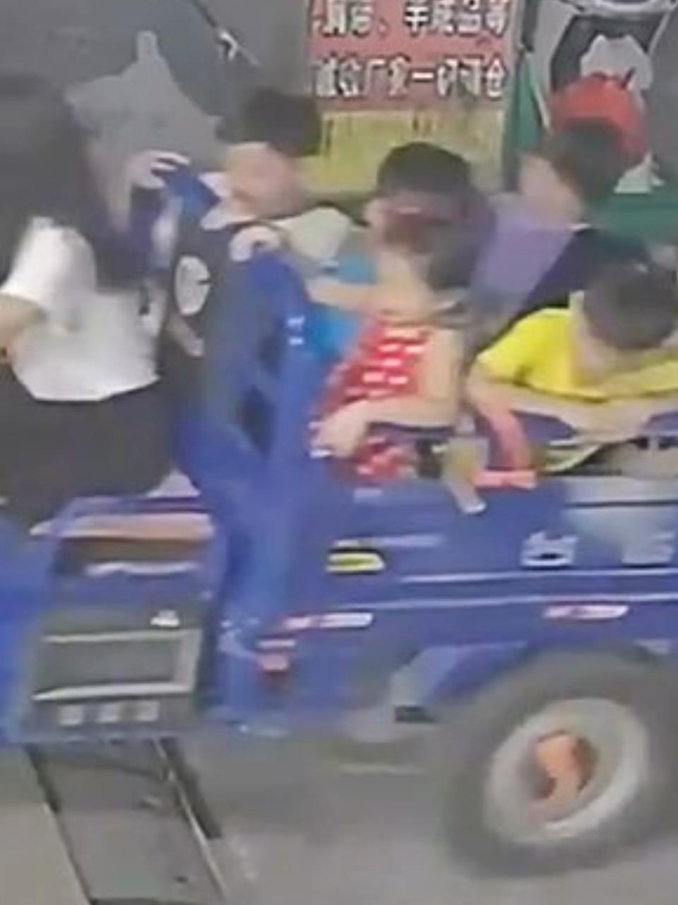 女子骑三轮带孩卡斜坡,小孩冒险钻拦车杆2