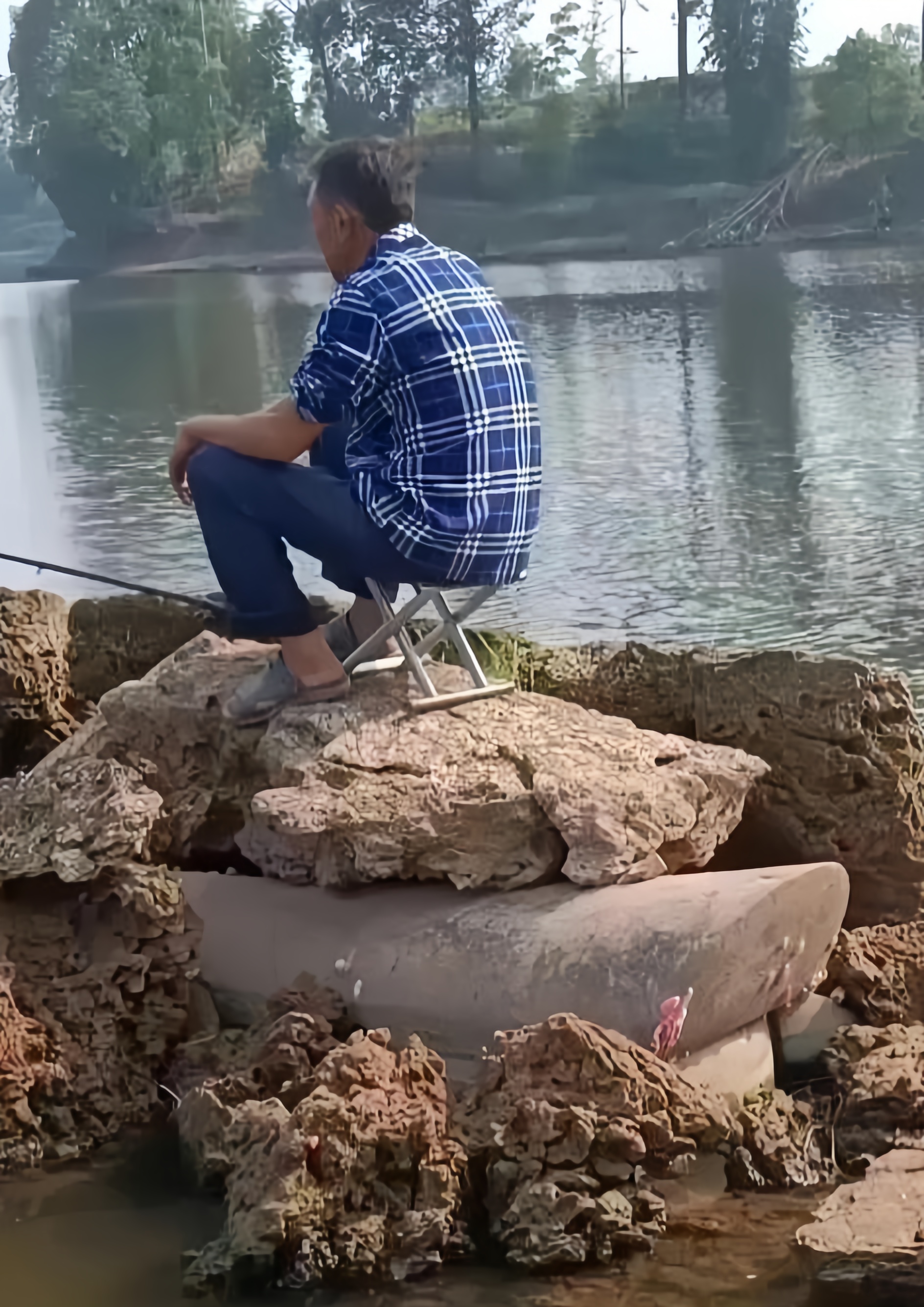 外出游玩,看到一大爷正在悠闲的钓鱼