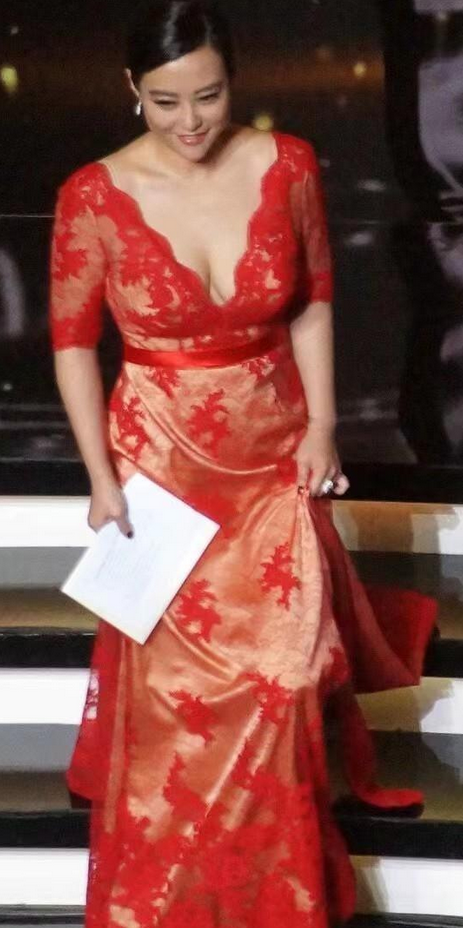 "郝蕾"大秀好身材:穿着蕾丝红裙走红毯,气质绝佳,时尚靓丽!