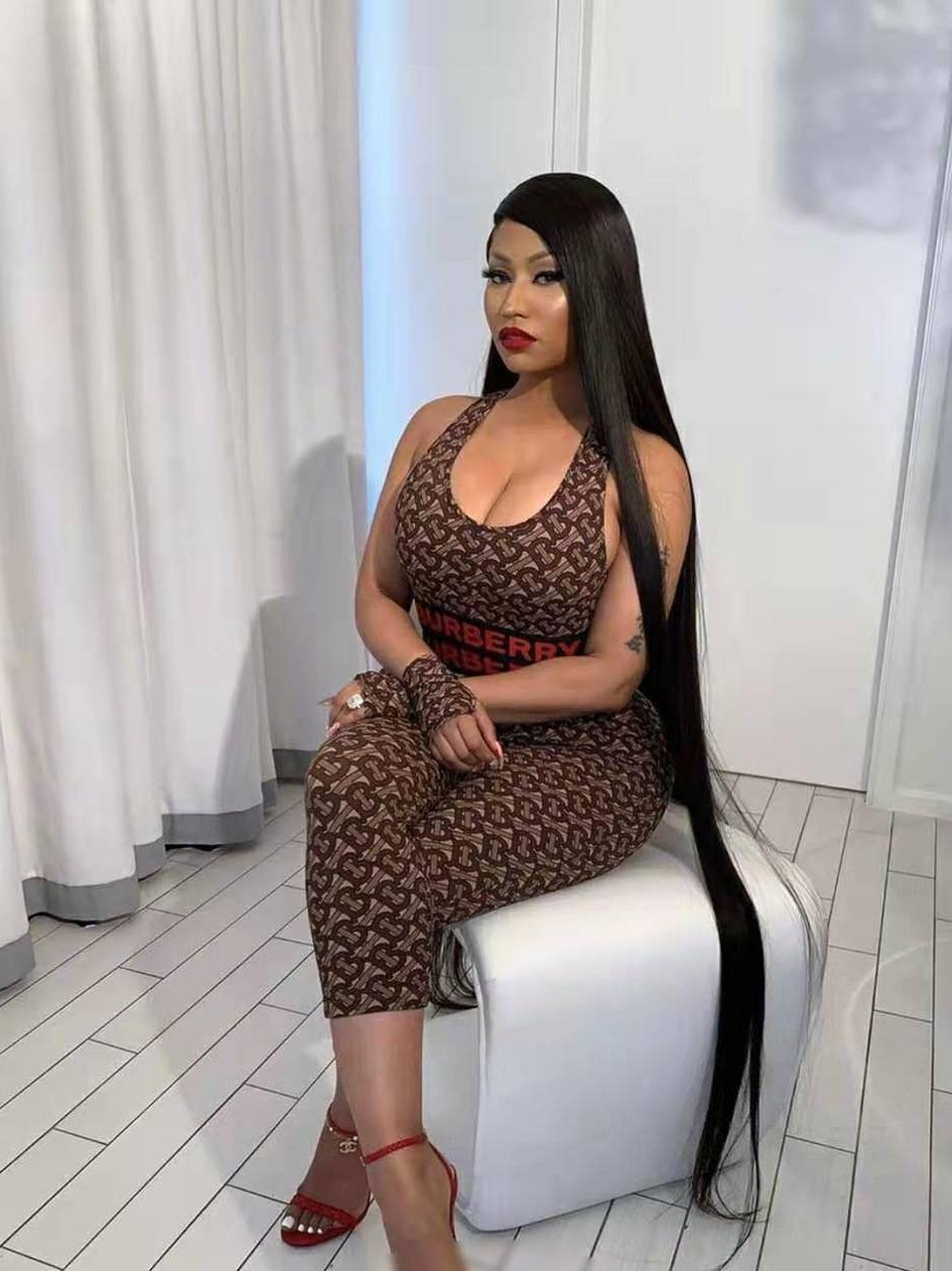 据悉,麻辣鸡乘坐专车前往演唱会的路上,被警方拦下,遭到拘留,事情还在