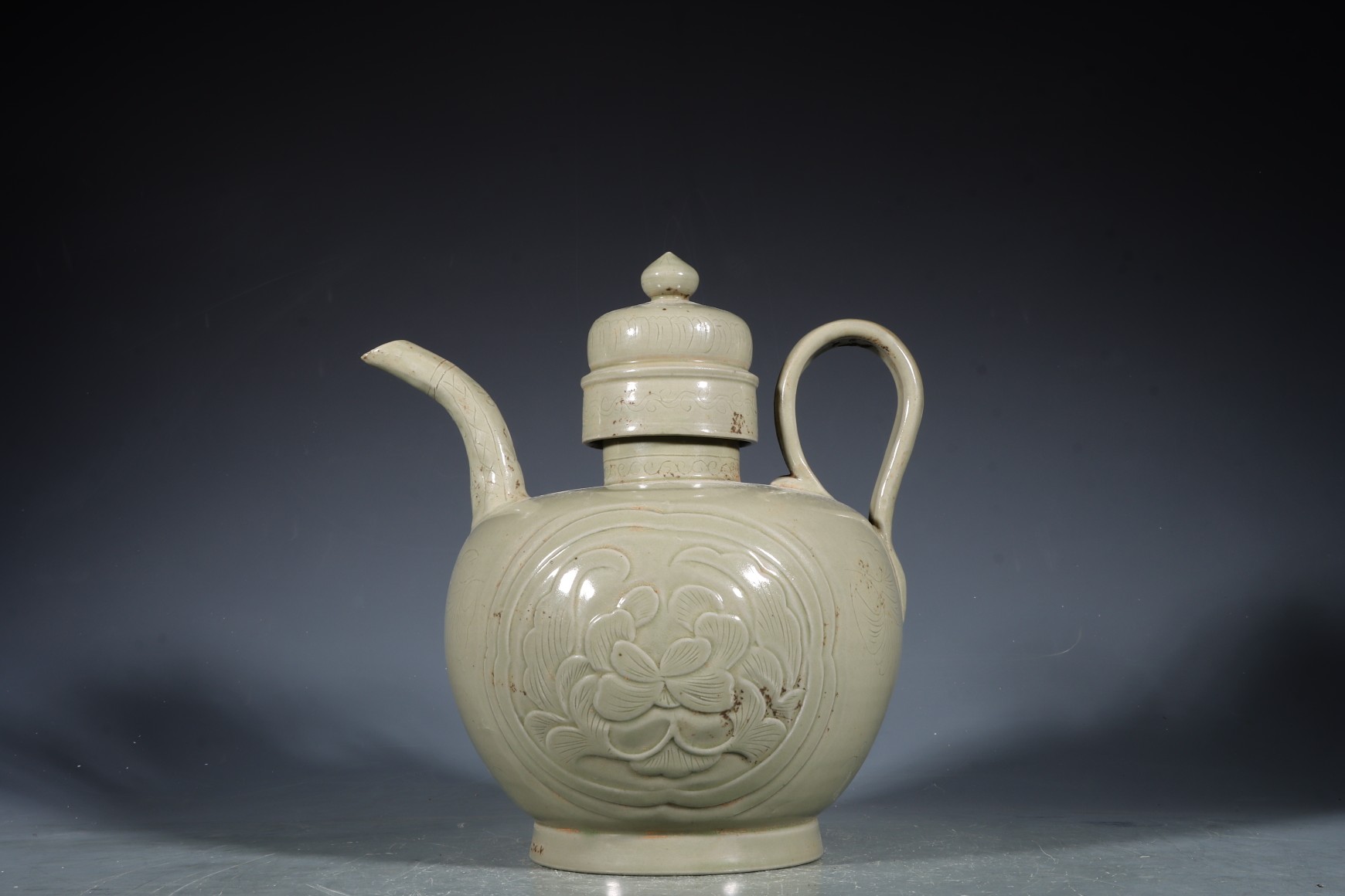 五代越窑秘色青磁牡丹纹执壶 尺寸～高21.8宽20.5公分