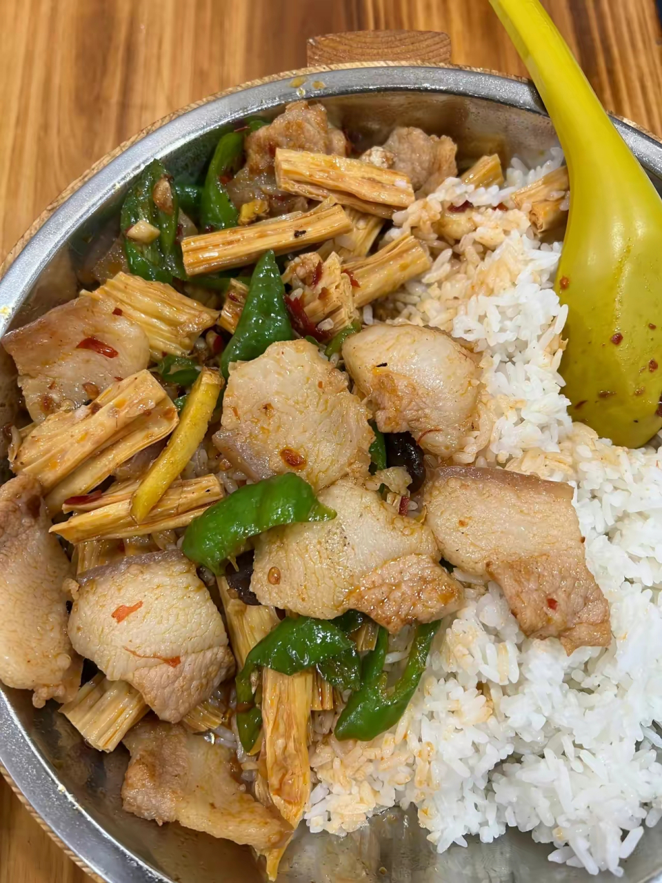 今天第一次来鹰潭贵溪县,随意进了一家木桶饭点了一个回锅肉,没想到上