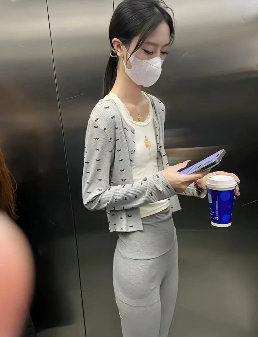 昨天坐电梯,看到的一位美女,  她的身材震撼了我  估计不到80斤,  不