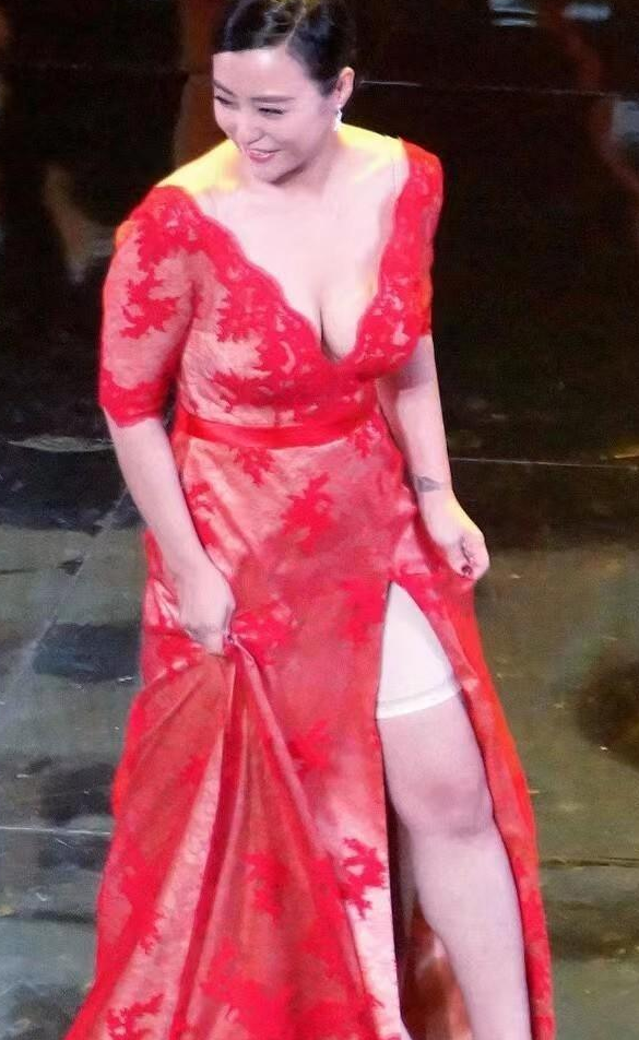 "郝蕾"大秀好身材:穿着蕾丝红裙走红毯,气质绝佳,时尚靓丽!