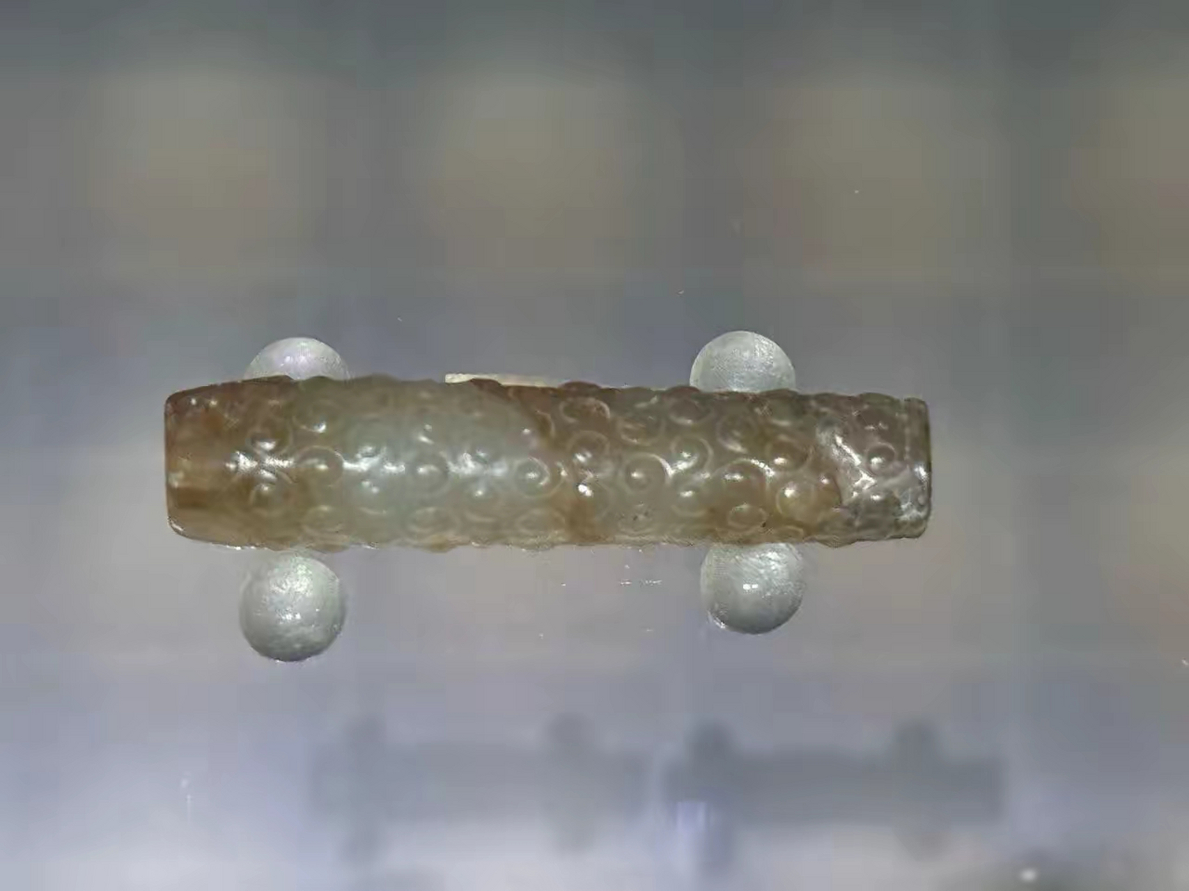 古有传说,人离世时要塞上九窍,以防魂魄散去.