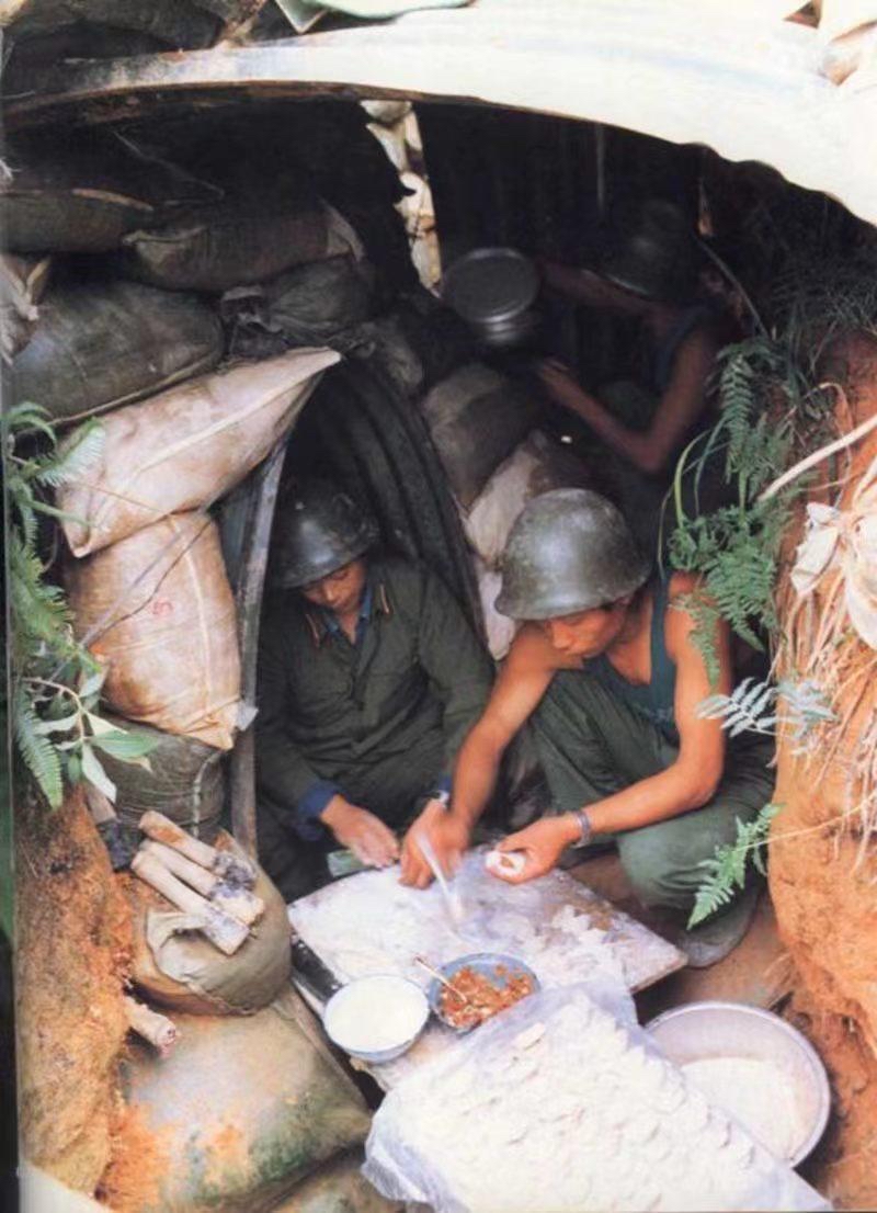 对越自卫反击战胜利后,战士申石头转业回家