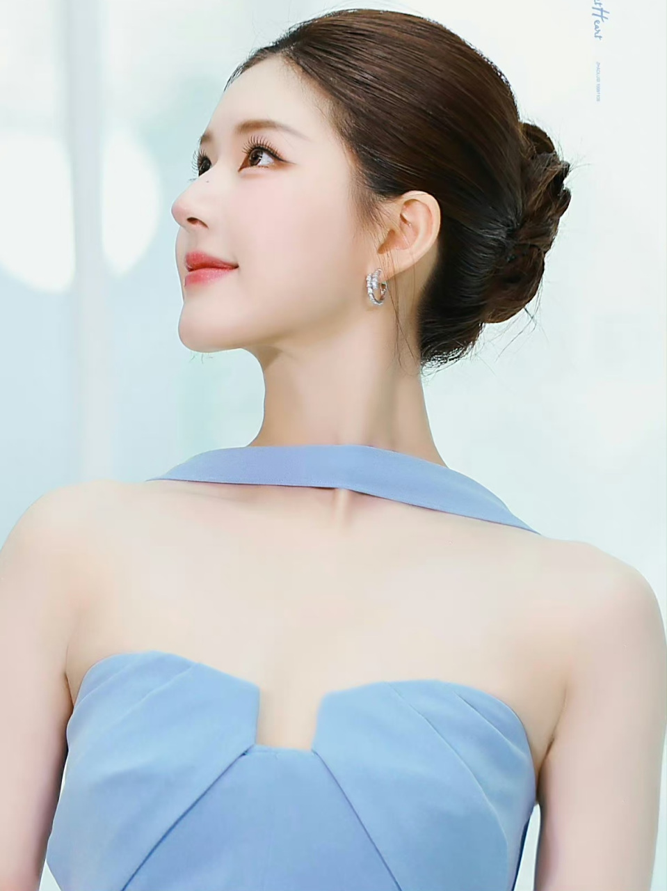 赵露思# #赵露思冰蓝倩影# 赵露思冰蓝倩影造型绝美[心],气质持众