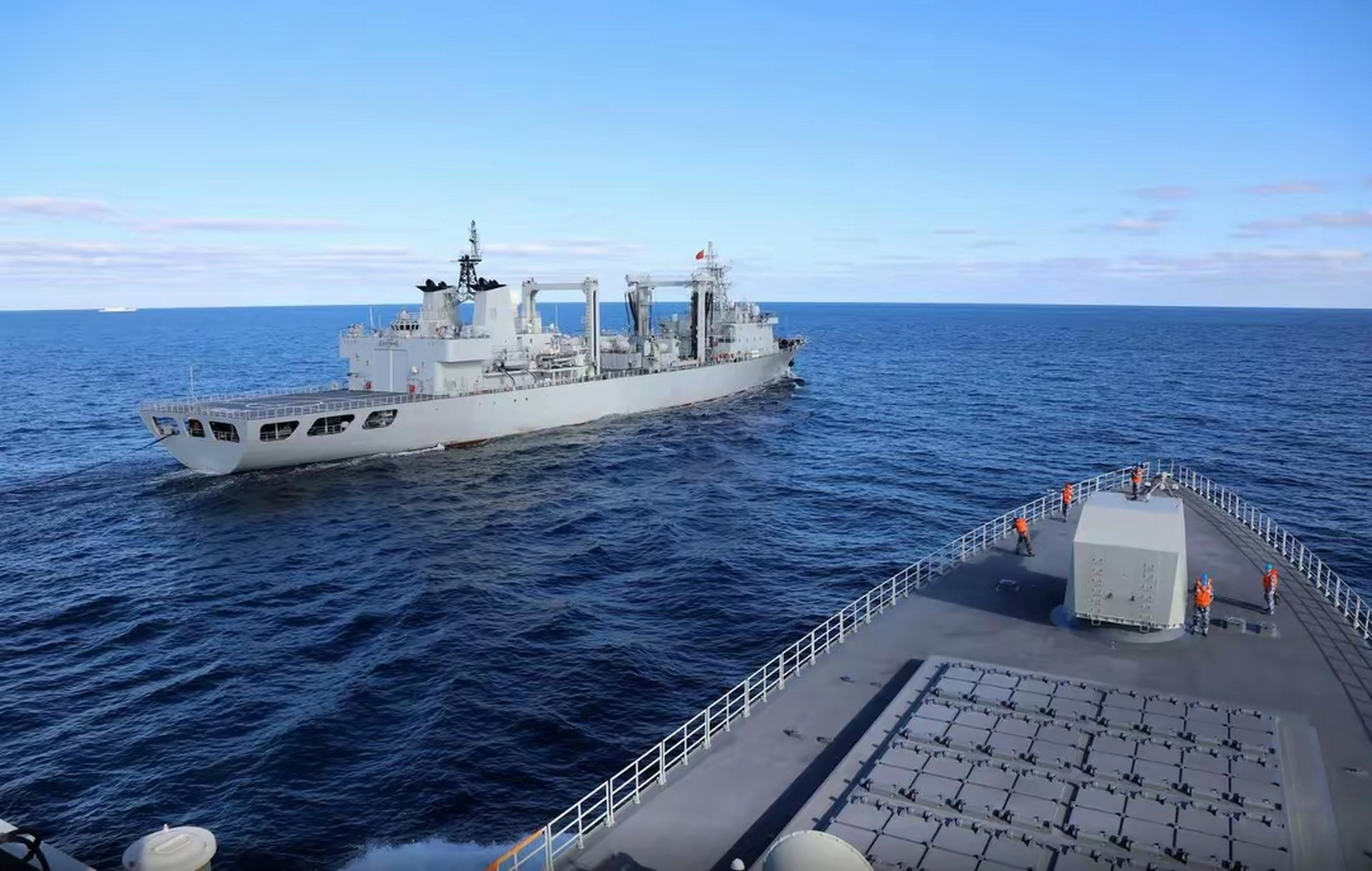 一艘庞大的身影缓缓浮出水面,那正是中国第三艘901a型综合补给舰