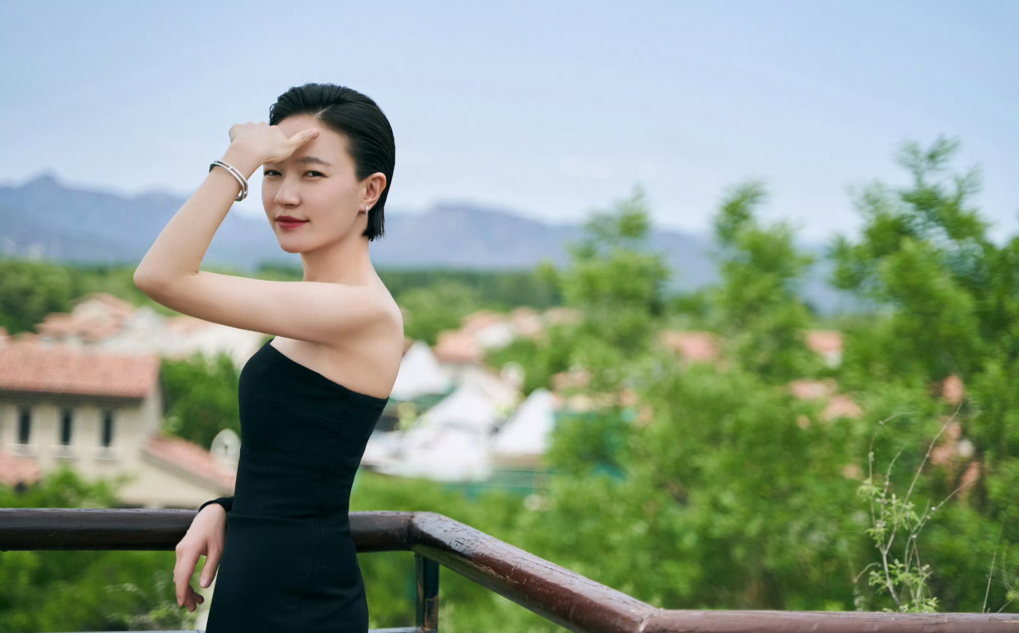 焦俊艳,黑色斜肩长裙,短发也迷人!