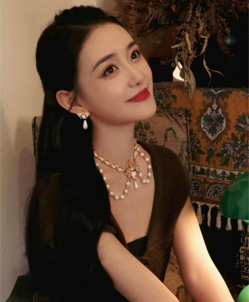 关晓彤和蒋依依同样是童星,这一对比真的是感觉质量参差不齐了呢,这位