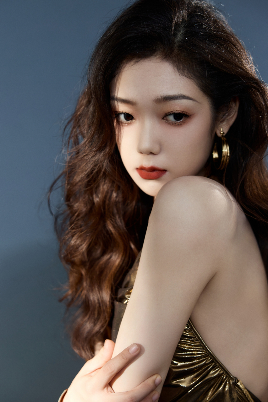 希林娜依高惊艳亮相,挂脖吊带裙尽显优雅魅力