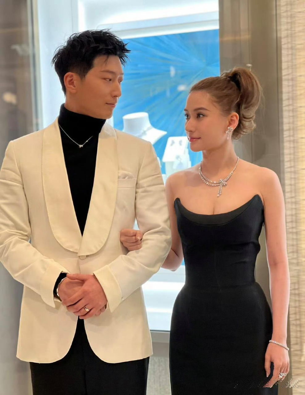 窦骁看妻子的眼神好宠溺