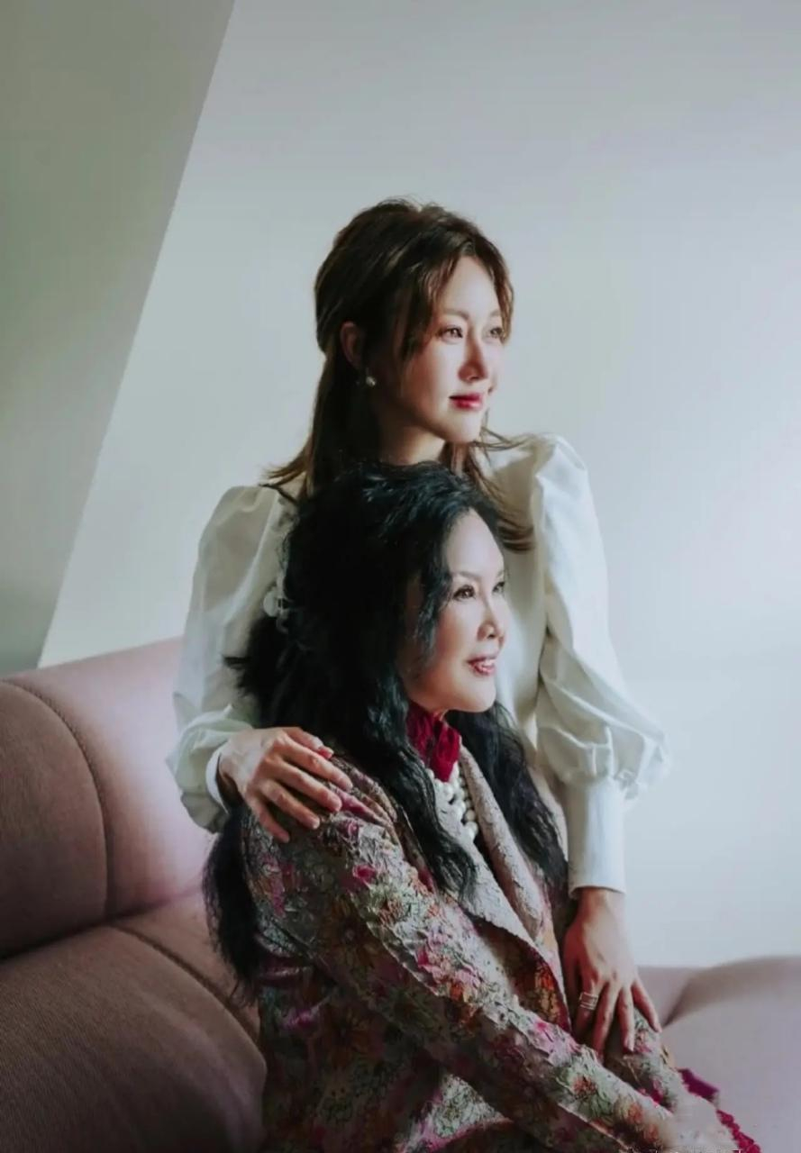 潘长江妻子罕见露面