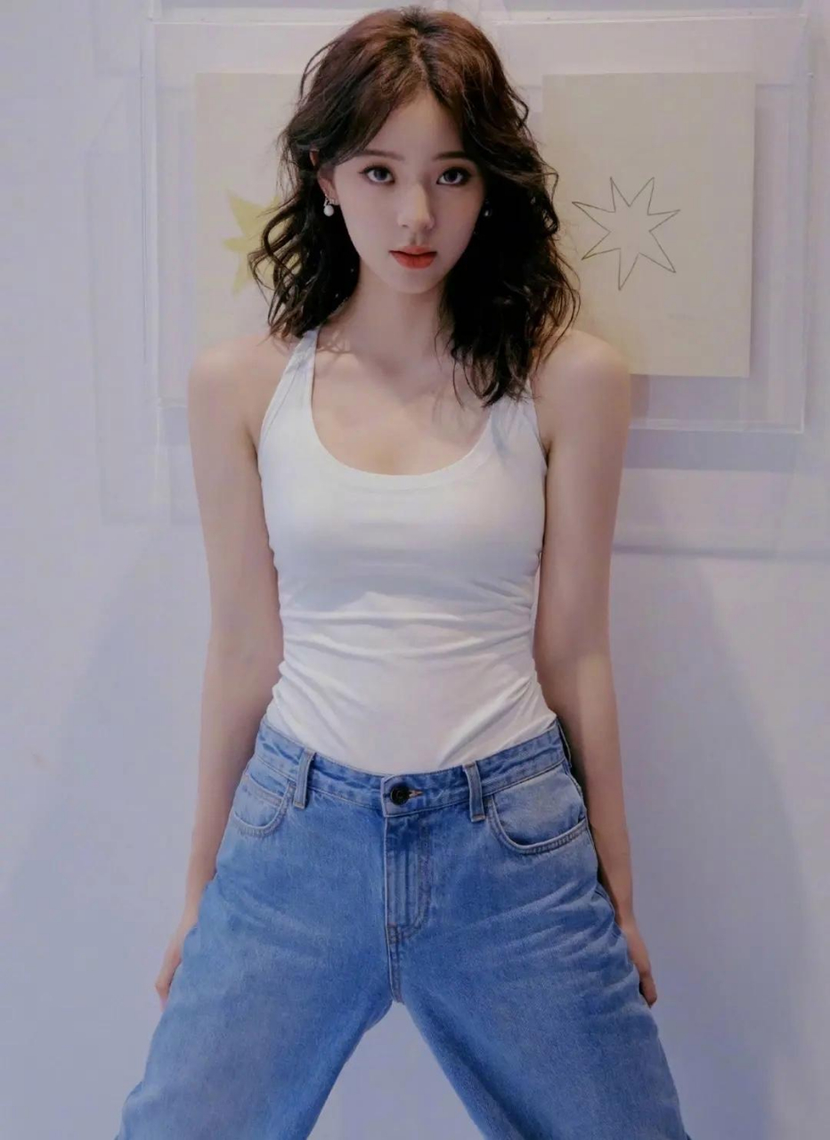 欧阳娜娜穿白色吊带,真是太美了,颜值气质身材都绝了!
