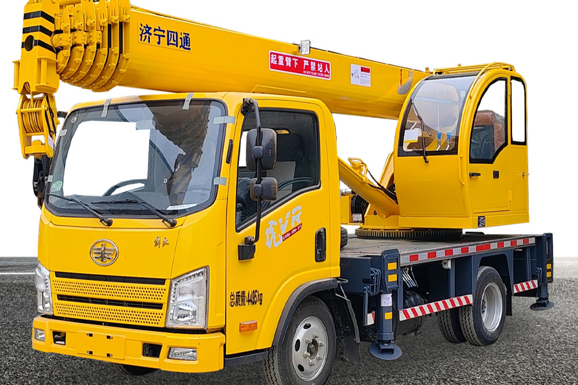 吊车具备先进液压传动和智能控制系统,成为工人好帮手,提升工作效率