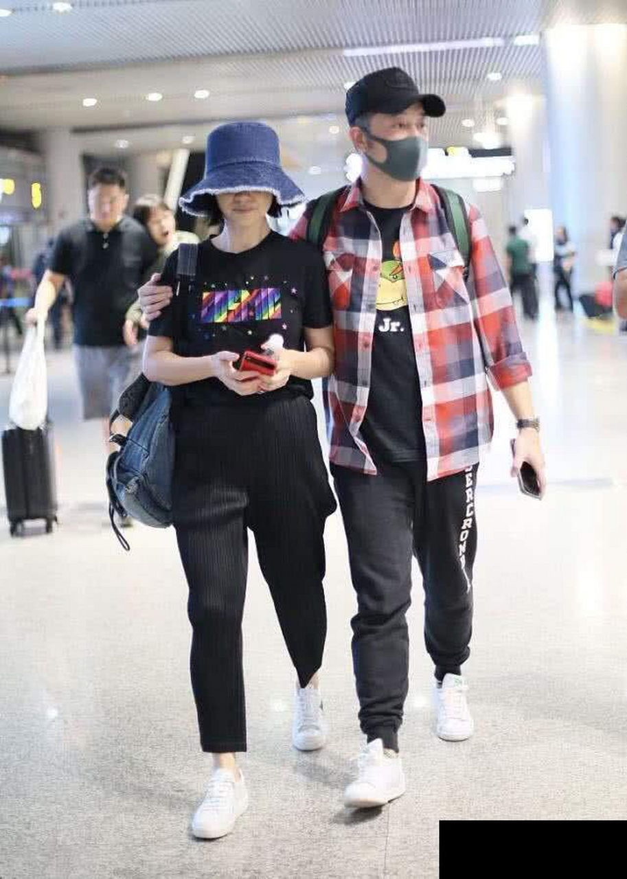 42岁沙溢携胡可走机场,穿衣时髦似小伙