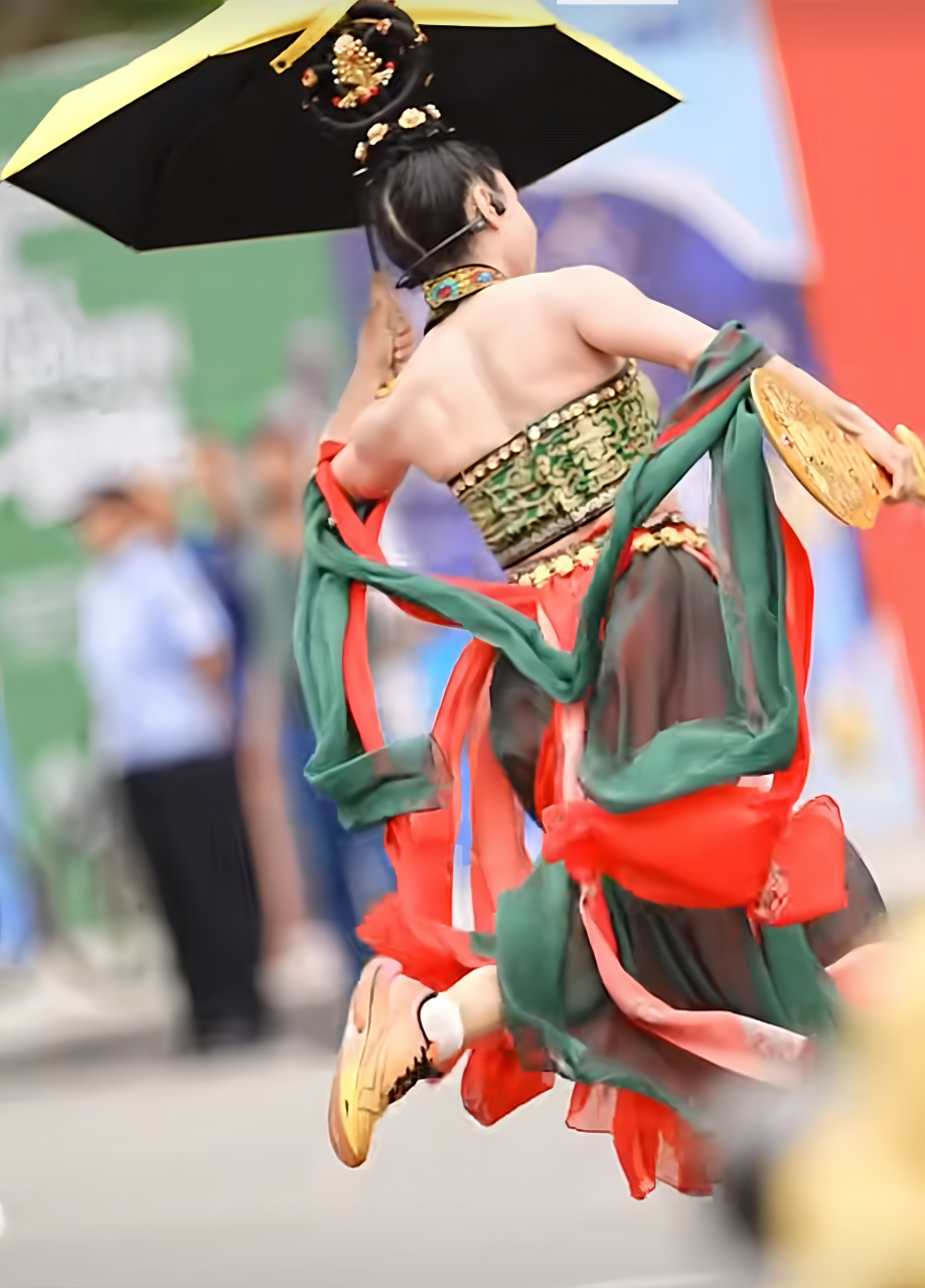 兰州马拉松跑道上一位选手身着敦煌飞天女神的装束,跑完了全程42公里.