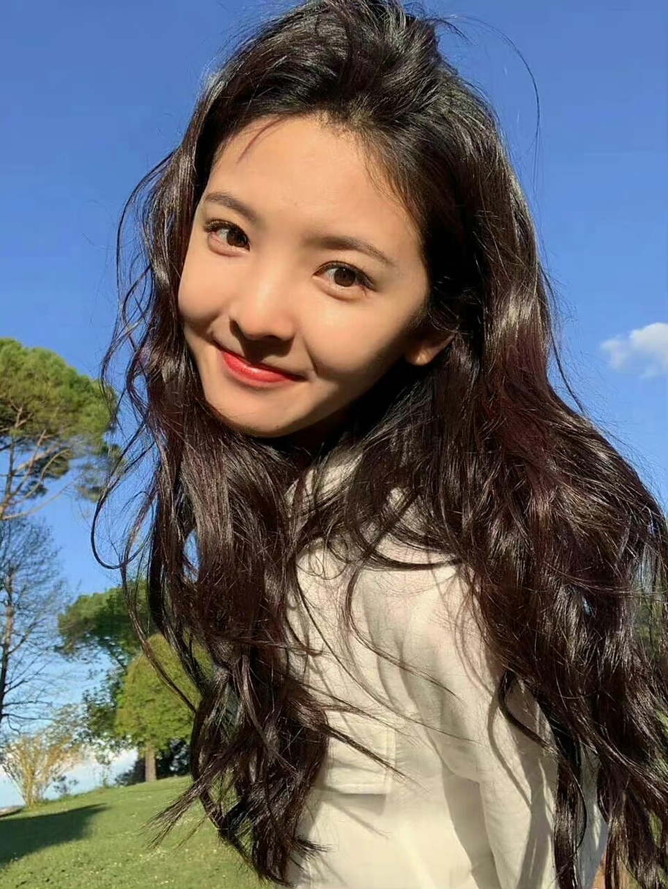 章若楠的笑容如春风拂面,温暖而纯真,仿佛能驱散一切阴霾.