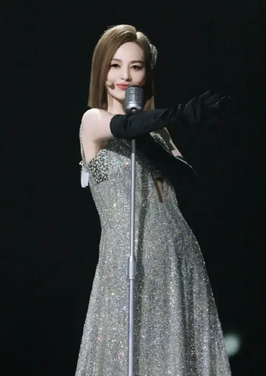 当48岁林心如遇到54岁王琳后,才知道过度保养与自然老去的区别