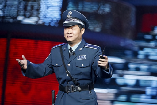 "三德子"养鸡身价上亿,却在乡下庭院喝茶,娶小15岁