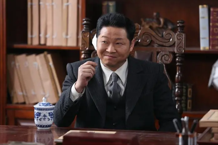 "三德子"养鸡身价上亿,却在乡下庭院喝茶,娶小15岁