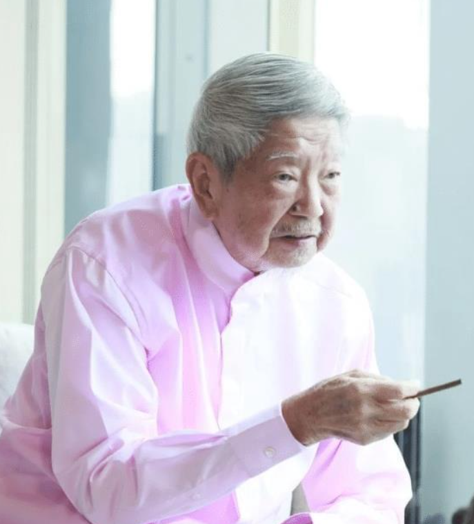 82岁的蔡澜:无儿无女,每月50万住高档酒店养老