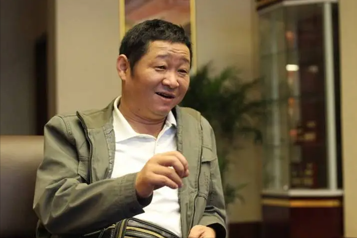 "三德子"养鸡身价上亿,却在乡下庭院喝茶,娶小15岁