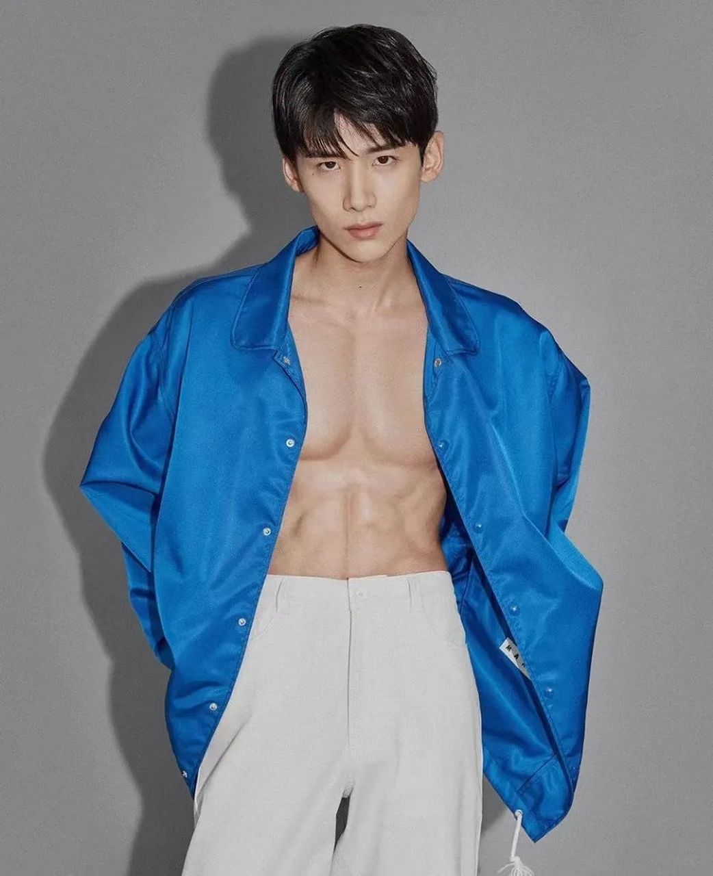 白敬亭通过科学训练和规律饮食,半年内增肌17公斤,从小鲜肉变身肌肉