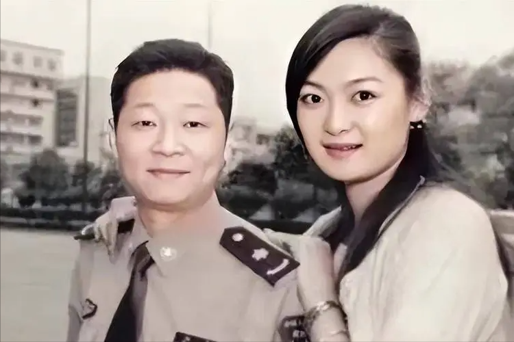 "三德子"养鸡身价上亿,却在乡下庭院喝茶,娶小15岁