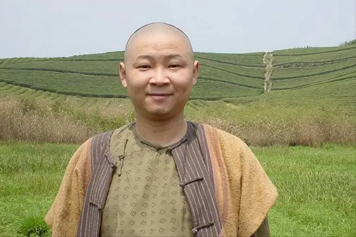 "三德子"养鸡身价上亿,却在乡下庭院喝茶,娶小15岁