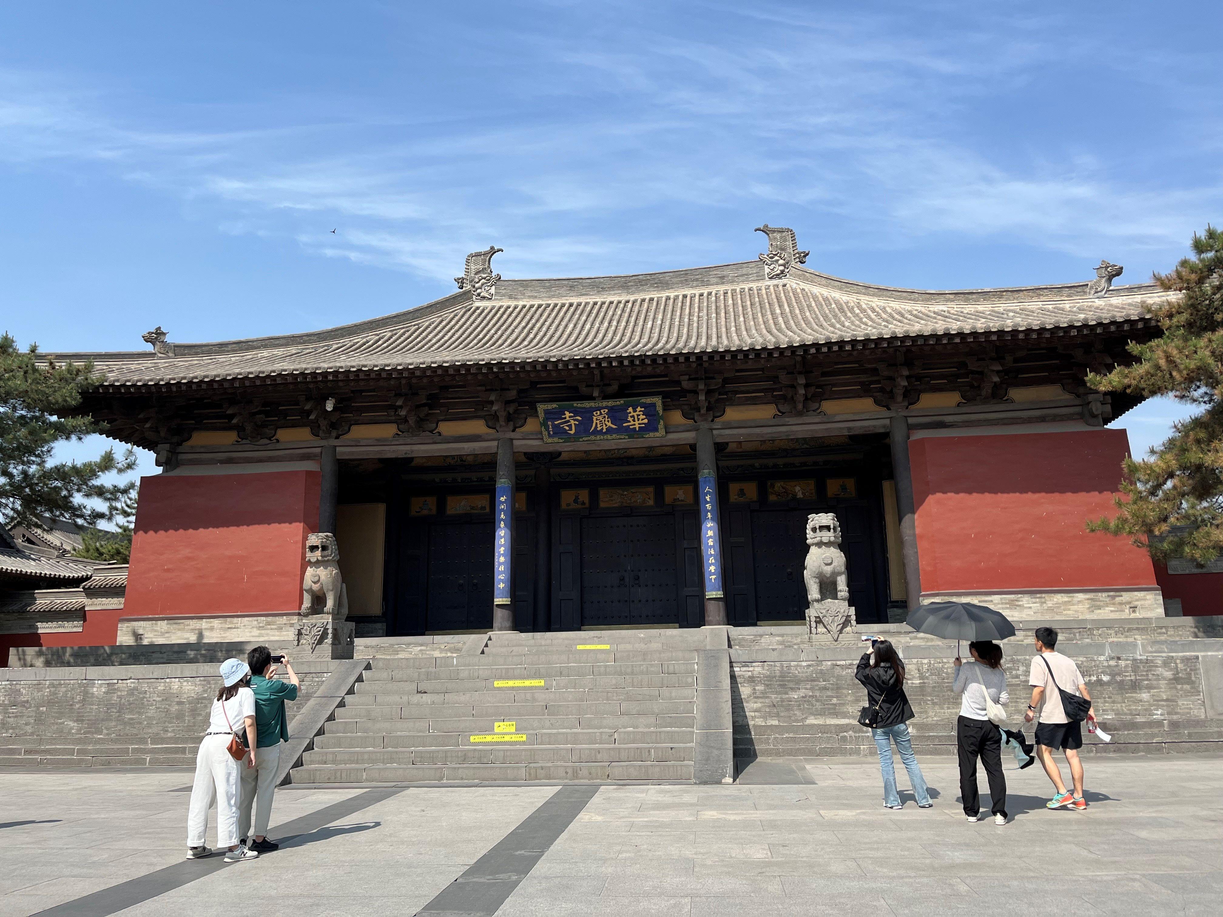 古城里,规模最大的景点是华严寺.大同古城有四个城门,这是北大门.