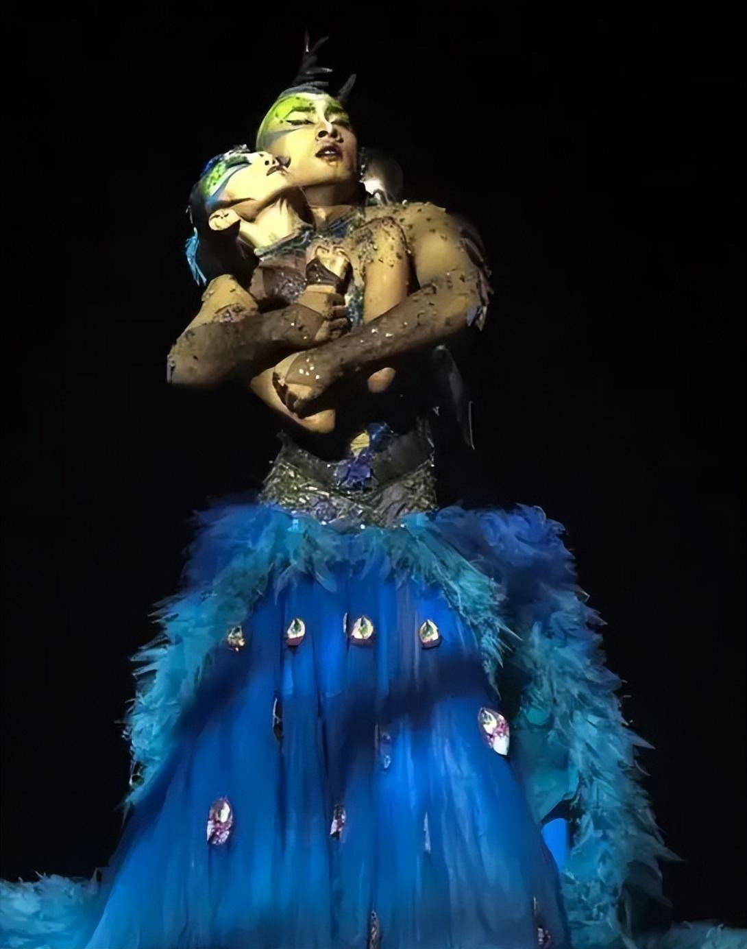 杨丽萍的舞蹈又引发热议,被质疑没穿衣服!