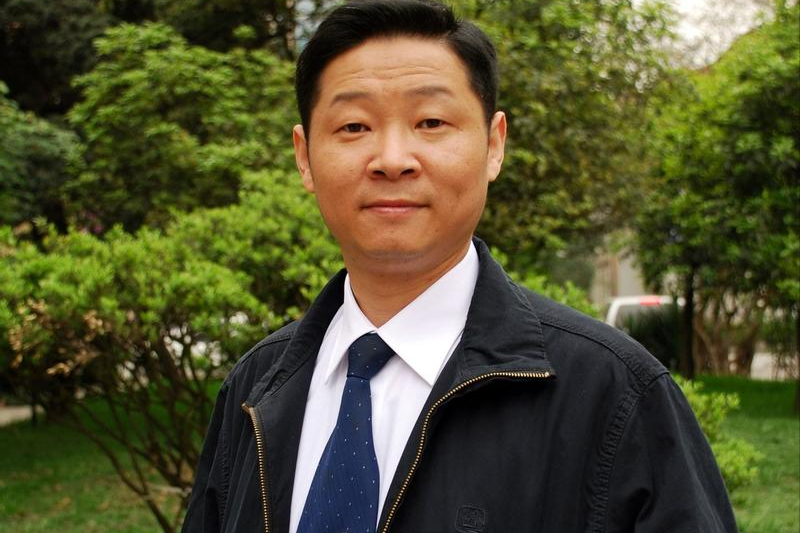 "三德子"养鸡身价上亿,却在乡下庭院喝茶,娶小15岁