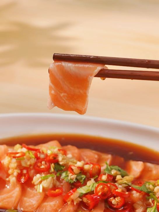 炫我嘴里!减脂界人见人爱的"天菜"选手捞汁三文鱼!