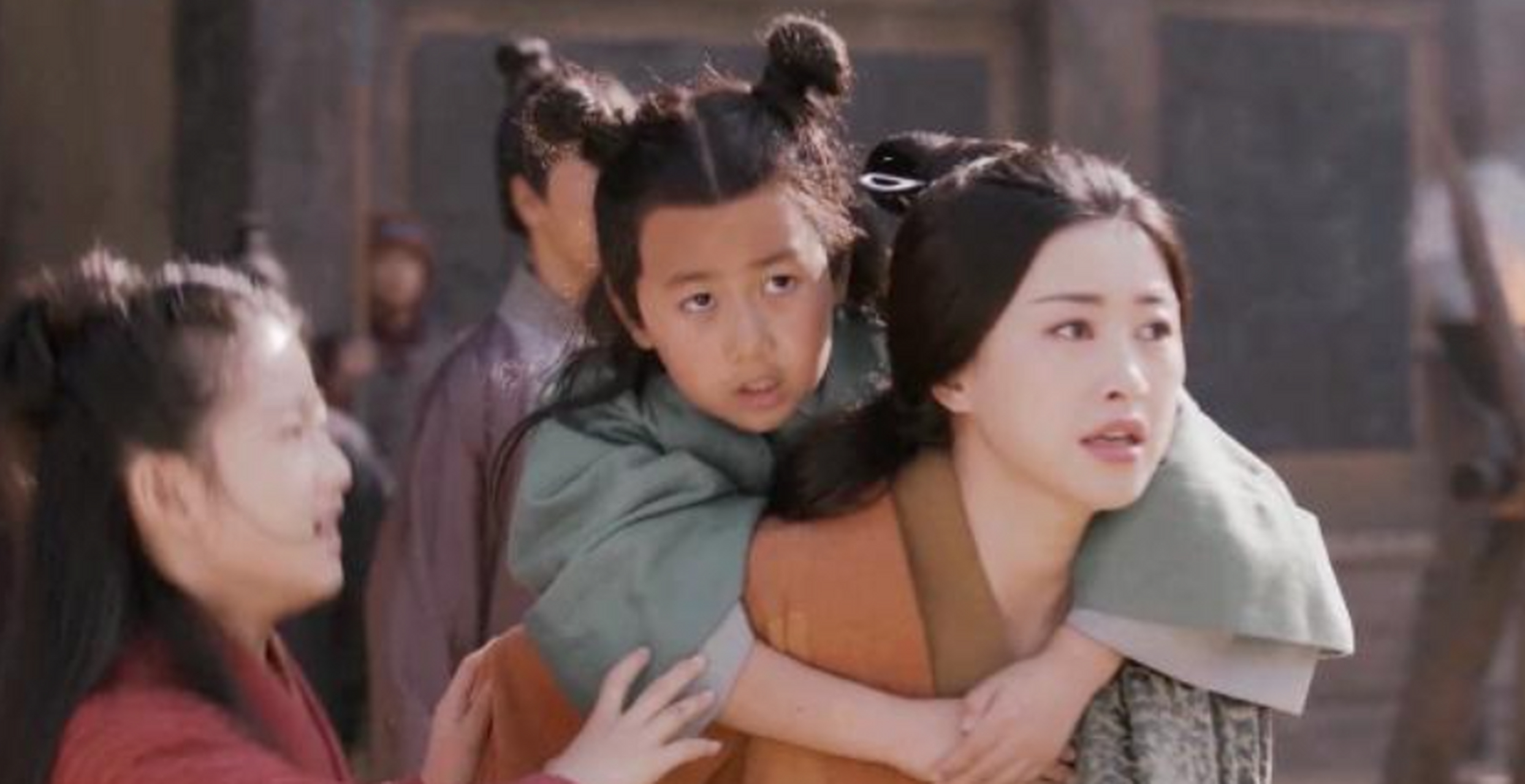 公元前238年,秦始皇车裂了母亲赵姬的男宠嫪毐,摔死了她和嫪毐生的两