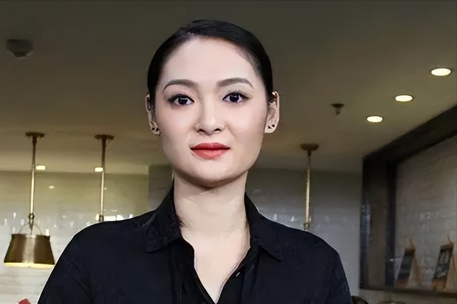 "三德子"养鸡身价上亿,却在乡下庭院喝茶,娶小15岁模特娇妻